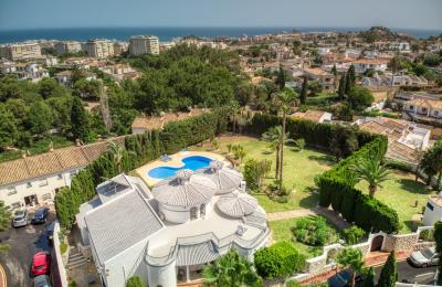 Southeast-Facing Villa with Exquisite Gardens and Pool